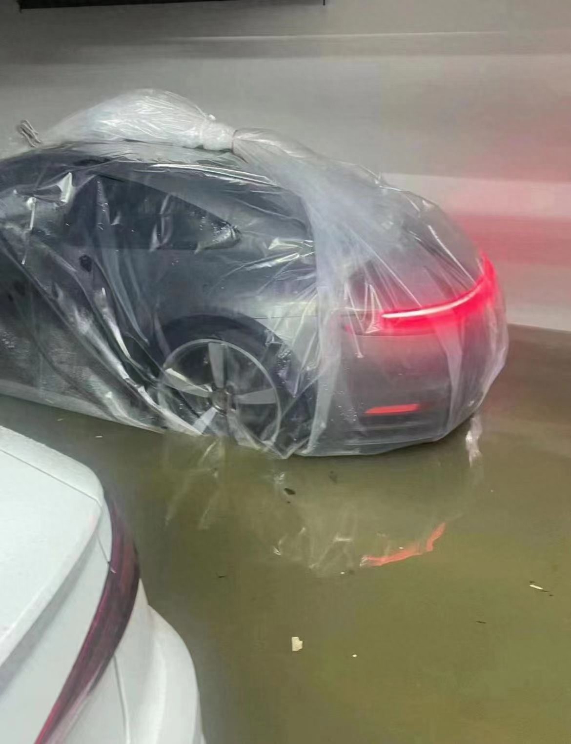 图片[1]-福州一车主将车装入塑料袋：专门准备的，上次台风被淹过【防水界大佬！】-阿灿说钱